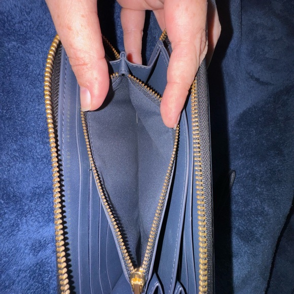 Beautiful spring Coach wristlet - Picture 4 of 4